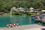 Pessoas sentada no deck e adimirando as belzas do canal da barra da lagoa em florianopolis - sc.