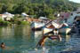 Garotos saltando do deck para o canal da barra da lagoa em santa catarina