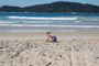 praia do campeche sc, criança brincando na areia