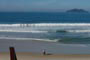 praia dos açores, senhoras fazendo caminhadas na praia