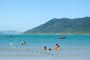 Pantano do Sul, Crianças brincando com  mãe dentro das águas límpidas da praia do pântano do sul em florianopolis