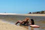 Garotas tomando um sol na praia da barra sc