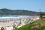 Praia de garopaba, lotada de turístas que vem fazer turismo em santa catarina