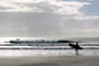 Praia do ouvidor, garoto surfista indo fazer um surf nas praias de garopaba