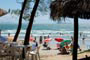 Praia de garopaba, turístas lotando as praias de santa catarina