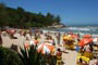 Turístas lotando a praia ferrugem