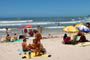 na praia da ferrugem, você encontra altas gatas deste jeitinho, tomando sol, sempre a vontade