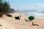 Pessoas tomando sol na bela praia da gamboa