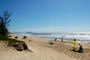 Turistas em dia de sol na praia da gamboa