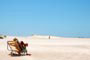 Turista pegando um sol na praia da barra