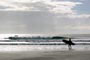 Garoto indo surfar na praia do ouvidor, garopaba