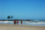 Senhoras andando nas areias da praia do ouvidor