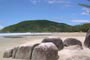 Vista canto da praia vermelha com pedras