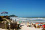 Canto sul da praia do rosa, pessoas tomando sol