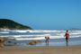 Turistas passeando nas areias da praia do luz