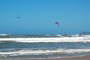 galera surfando na ondas  de kite surf em ibiraquera