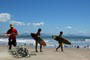 surfista indo pegar umas ondas e pescador arrumando a rede de pesca em itapoá