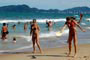 gatas da praia brava de itajai, jogando frescobol