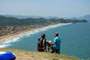 Morro do careca, vista para a praia dos amores e praia brava, mulher vai pular de parapente