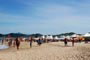 galera caminhado e curtindo muito a praia brava de itajaí