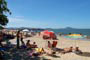 praia de cabeçudas, itajai sc, gatas tomando sol e muita gente na praia