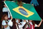 dança portuguesa e as crianças segurando a bandeira do brasil na festa marejada, itajaí