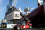 descarregando carga no porto de itajai