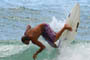 Surf praia brava surfista fazendo manobras