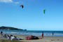 Praia de Itapema (Centro), a galera se divertindo de Kite Surf .