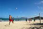 Galera jogando volei na praia de itapema em Santa Catarina.