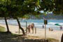 Senhora fazendo exercício físico na praia de itapema.