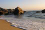 Praia da Ilhota (Plaza), areia limpa, onda perfeita para surf e pedras lindas que compõe em cenário maravilhoso.