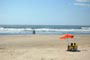 praia do mar grosso laguna, casal relaxando frente ao mar