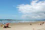 praia do gravata em navegantes sc, pessoas tomando sol  e aproveitando muito as praias de sc