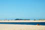pessoas tomando sol na guarda do embau, litoral catarinense