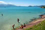 praia da pinheira, palhoça, sc, brasil, pessoas brincando nesta linda praia de santa catarina