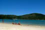 Ilha de Porto Belo, pessoas descansando na beira da praia.