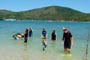 Pessoas recebendo um treinamento antes do mergulho na ilha de porto belo.