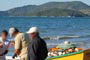 Pescadores na praia do pereque em porto belo, arrumando a rede para começar mais uma jornada de trabalho.