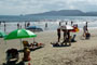 Praia do Perequê, famílias descansando na praia  e aproveitando as belezas do litoral sc.