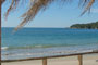 Vista praia do estaleiro com mar azul e cristalino