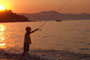 praia de porto belo, garoto pescando em um lindo final de tarde
