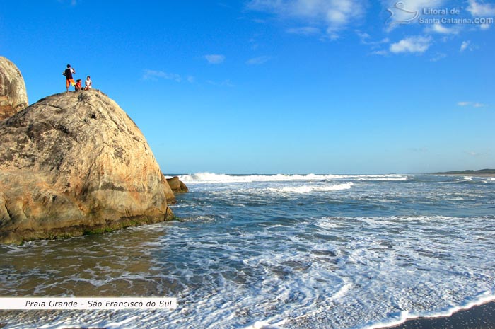 praia grande, mar, pedra alta e areias brancas