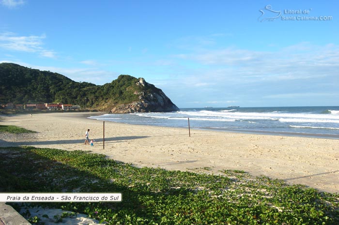 praia da enseada em são francisco do sul, mãe e filho brincando na praia