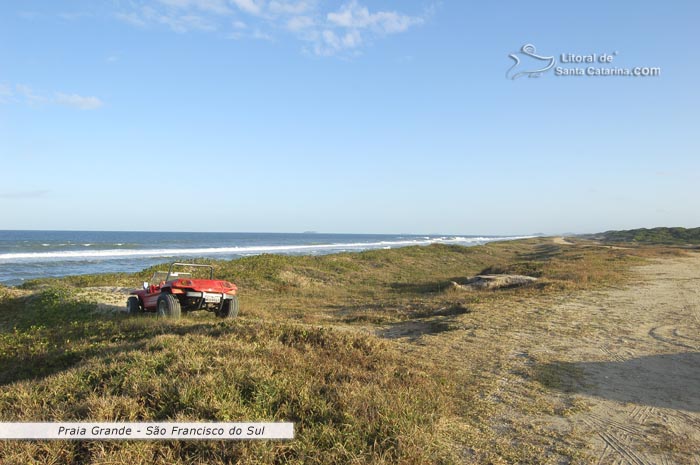 praia grande em são francisco do sul, bugui parado na orla