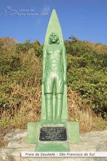 monumento na praia da saudade em são francisco do sul