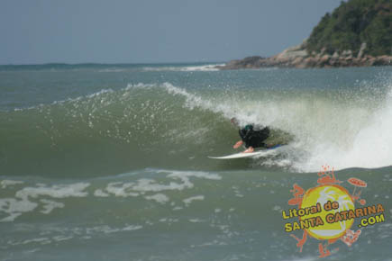 Fotografia do surfista pegando um tubo - Foto: Flávio Fernandes - LitoraldeSantaCatarina.com