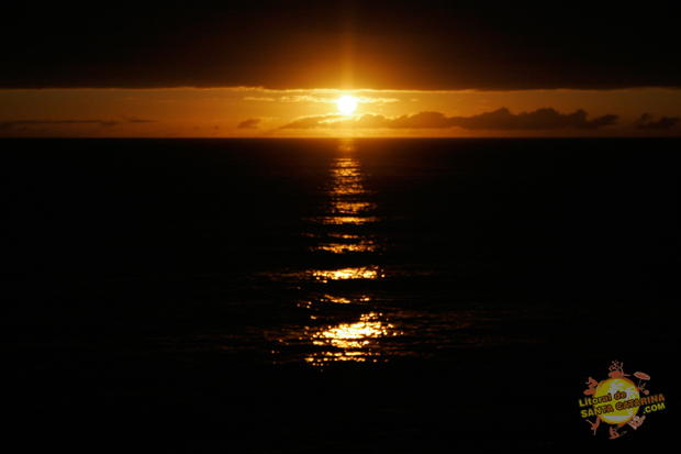 Mascer do sol na praia do estaleiro em Balneário Camboriú, Santa Catarina, Brasil.