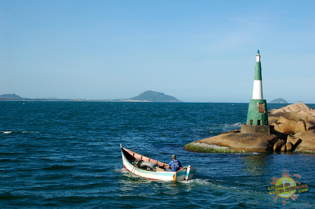 Barco de pesca saindo da praia da barra da lagoa Floripa em direção ao mar aberto - Foto: Flávio Fernandes - LitoraldeSantaCatarina.com