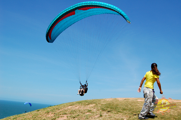 Vôo duplo no morro do careca em Balneário Camboriú, Santa Catarina, Brasil.